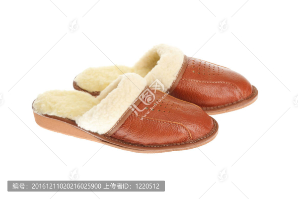 白色背景上的棕色拖鞋。