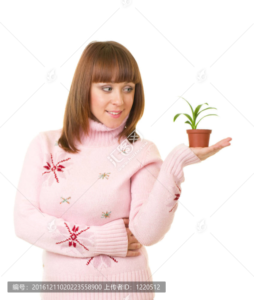 微笑女孩抱著小植物