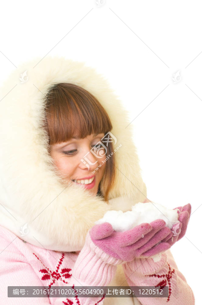 穿著雪衣的女孩