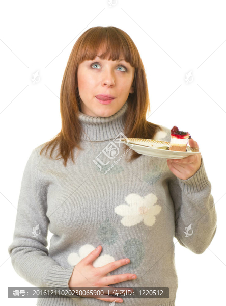 年輕女人吃美味蛋糕