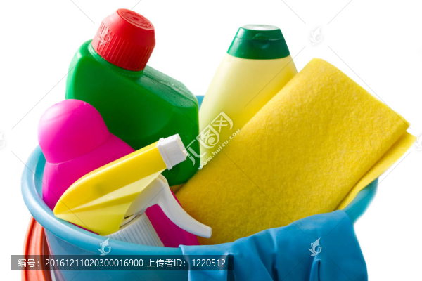 帶有清潔用品的塑料桶