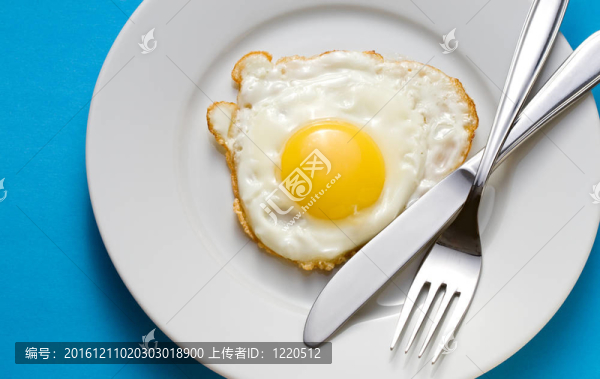 煎雞蛋在盤子餐具