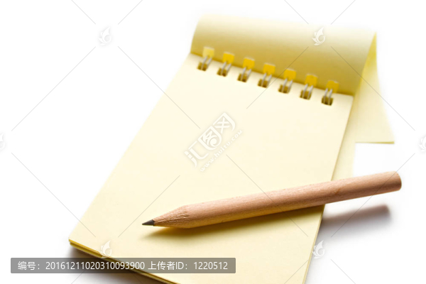 白色背景上的記事本和鉛筆