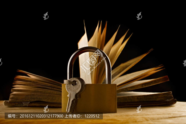 一本書和一個鍵盤鎖