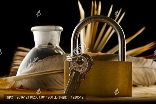 一根羽毛；墨水瓶；老書和鍵盤鎖