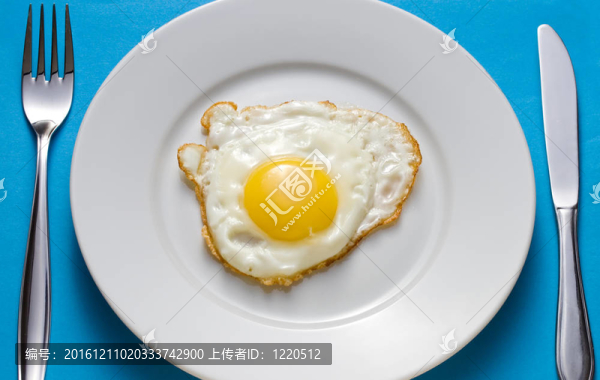 煎雞蛋在盤子餐具