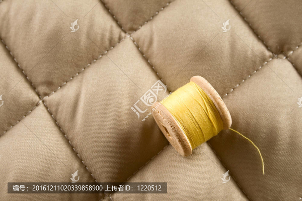 線筒在米色織物