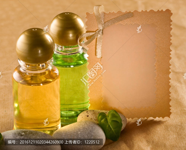 帶石頭的洗發(fā)水瓶和賀卡