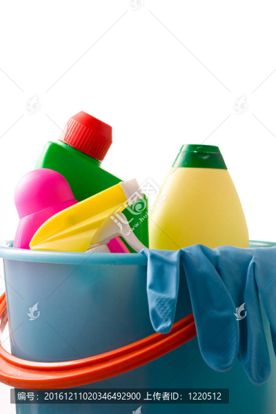 帶有清潔用品的塑料桶