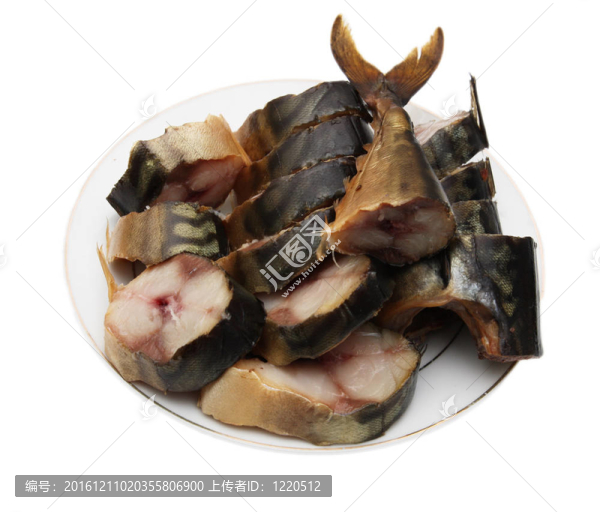煙熏鯖魚(yú)在板上的白色背景