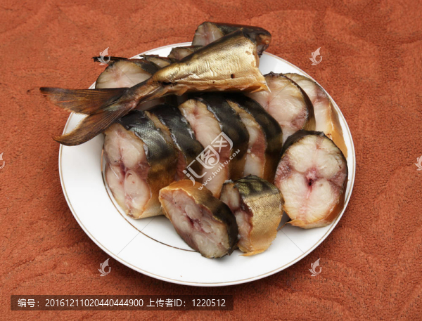 切了嗎？煙熏鯖魚在盤子嗎？