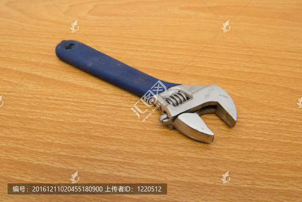 木制背景藍(lán)猴扳手