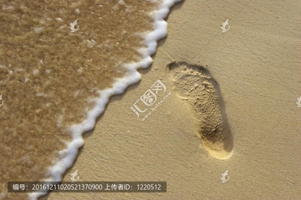 沙灘上的足跡
