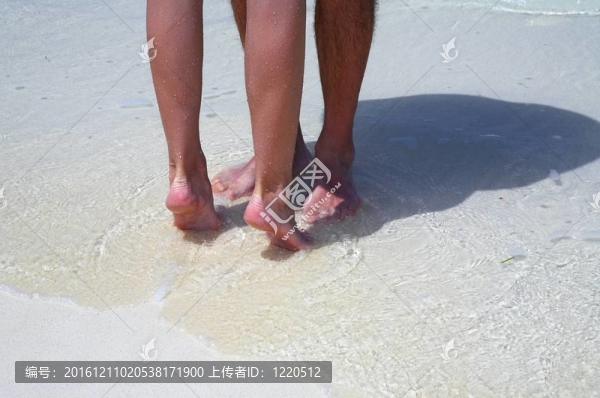夫婦在沙灘上