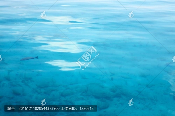 水面平靜