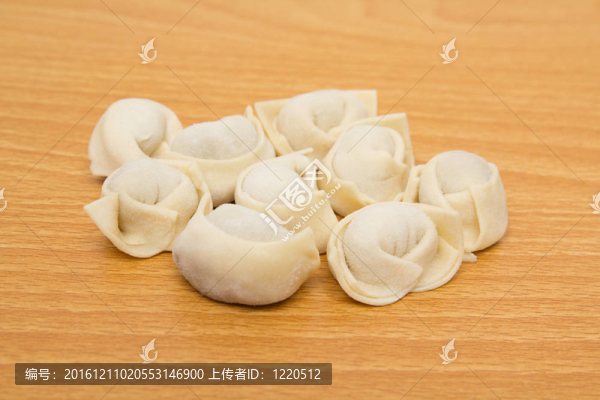 砧板上自制的肉餡餃子