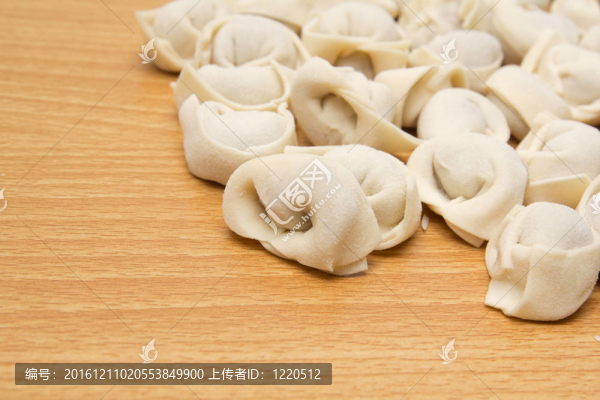 砧板上自制的肉餡餃子
