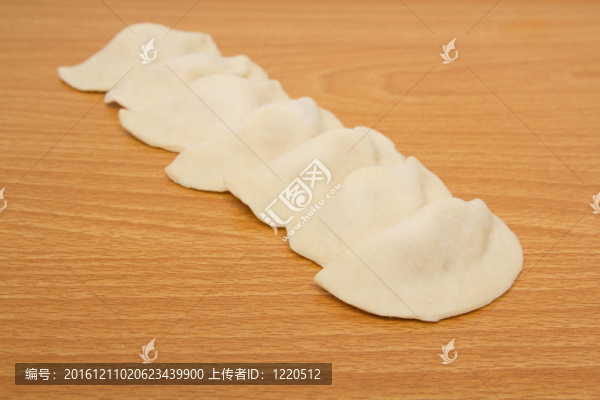砧板上自制的肉餡餃子