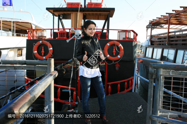 漂亮女孩和游艇