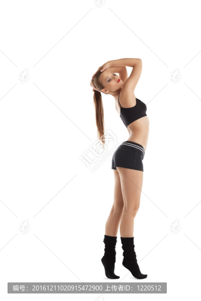 快樂的年輕女子在健身布跳舞