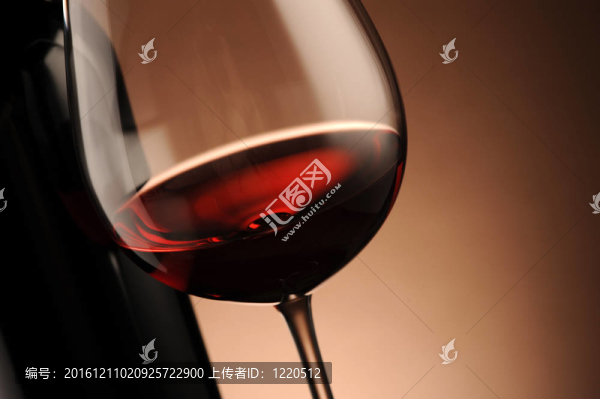 紅酒；酒瓶和玻璃杯