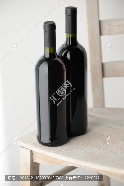 白酒瓶上的兩瓶紅酒