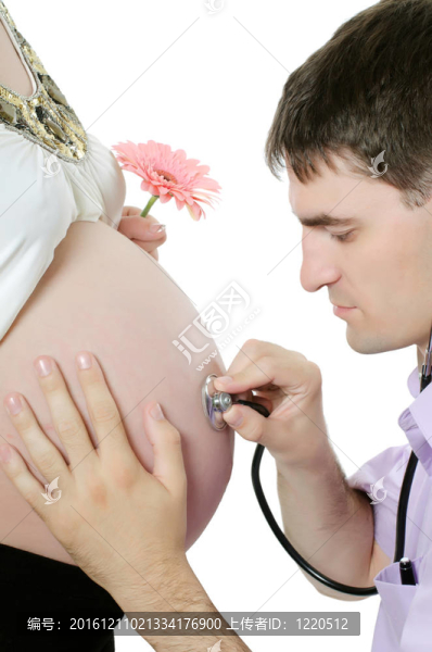 幸福懷孕夫婦孤立在白色