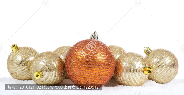 雪中的圣誕樹球