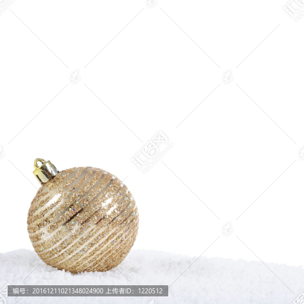 雪中的圣誕樹球