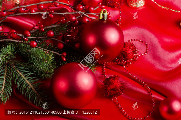 紅色織物上的新年球