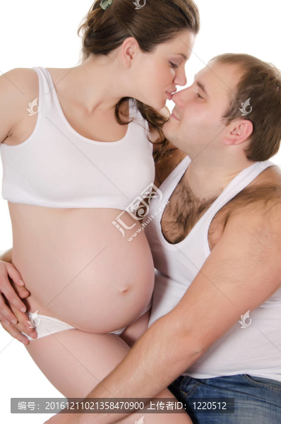 幸福懷孕夫婦孤立在白色