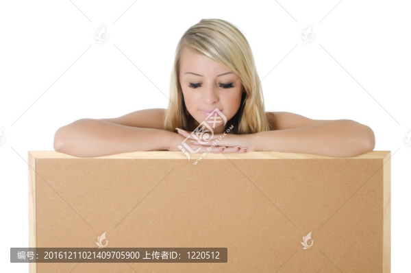女人抱著一個(gè)空白板