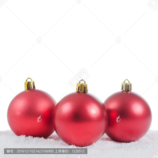 雪中的圣誕樹球