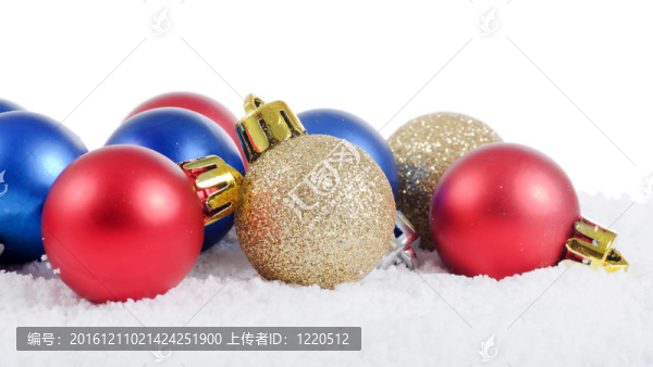 雪中的圣誕樹球