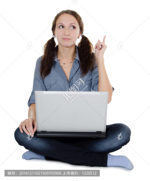 帶筆記本電腦的年輕女孩