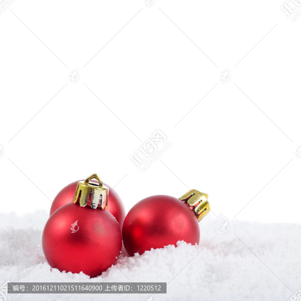 雪中的圣誕樹球