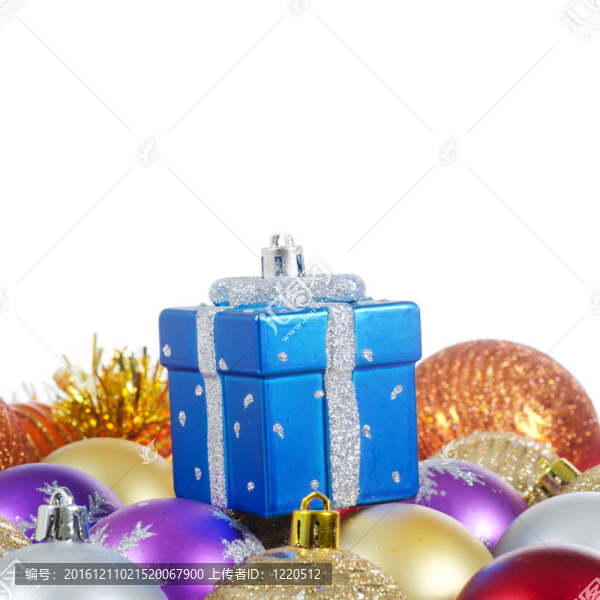 雪中的圣誕樹球