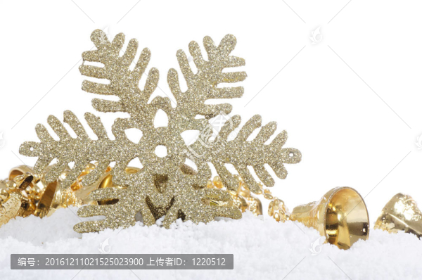 雪中的圣誕樹球