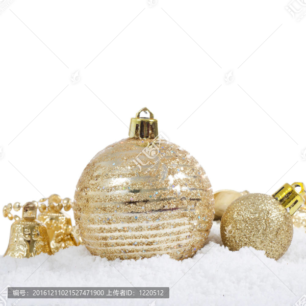 雪中的圣誕樹球