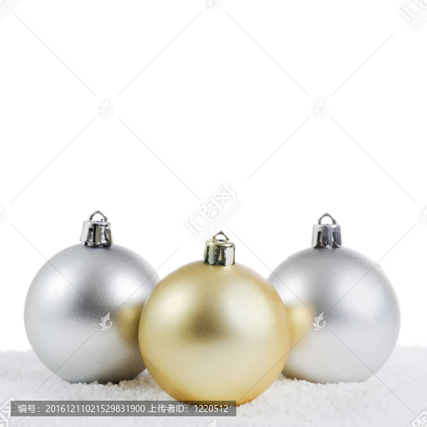 雪中的圣誕樹球