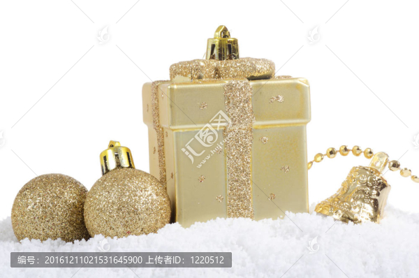 雪中的圣誕樹球