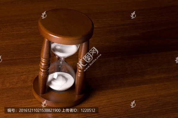 老ourglasses孤立在白色背景