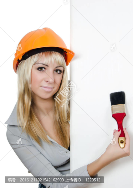 美麗的女孩在一個建筑頭盔