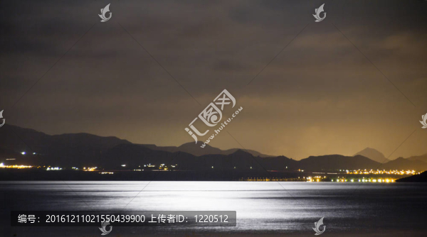 海岸和天空的夜景與云彩和倒影
