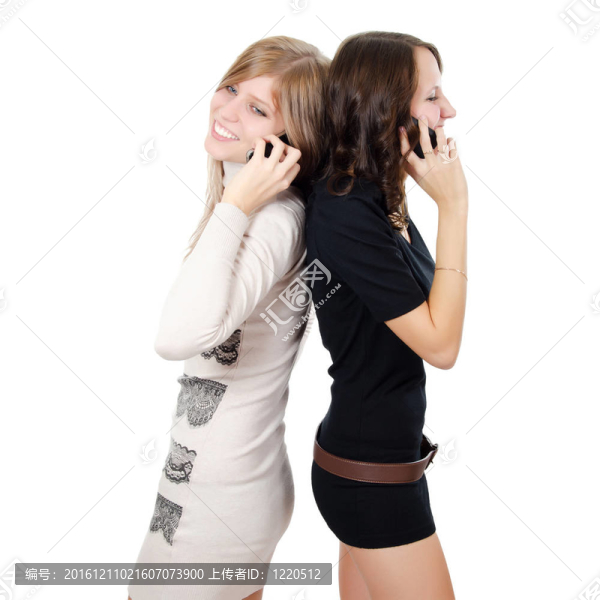 兩個女孩在電話里說話