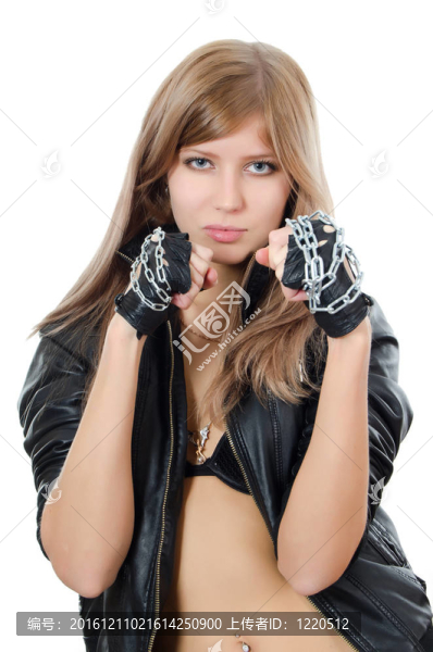 穿著鏈條的皮夾克的漂亮女孩