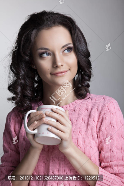 穿玫瑰花夾克的女人帶著一杯茶