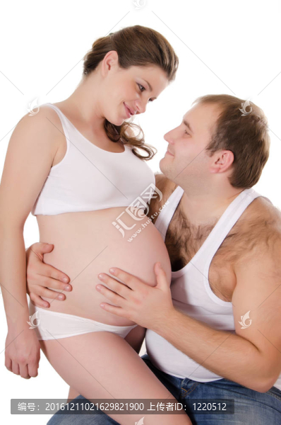 幸福懷孕夫婦孤立在白色