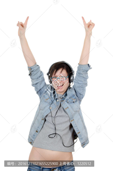 女孩通過耳朵聽音樂