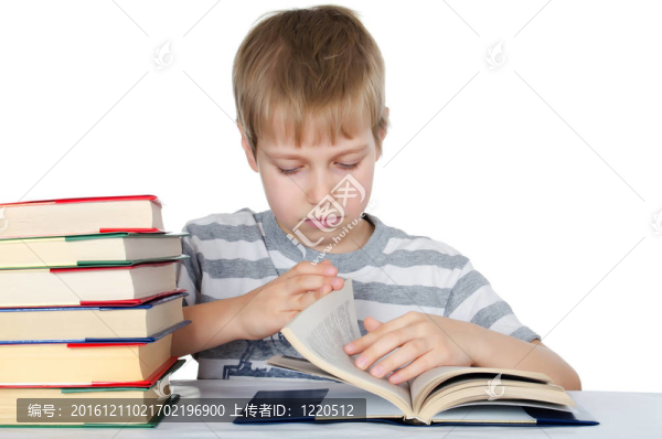 男孩讀著白色的書